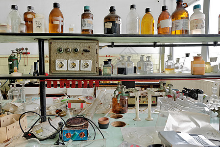 有很多瓶子的旧实验室环境液体工业医疗货架科学生产药品白色医院图片