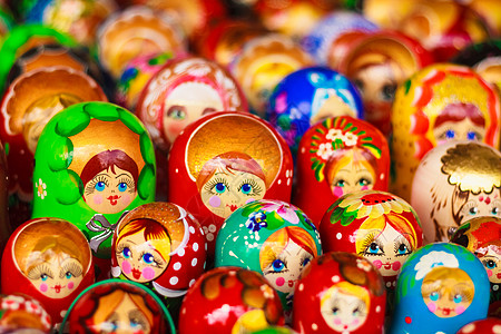 市场中多彩的俄罗斯筑巢娃娃套娃国家手工嵌套数字团体女士装饰品女性文化图片