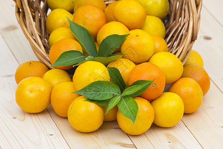 桌上新鲜的橘子篮子饮食叶子季节桌子柑桔橙子宏观食物团体图片