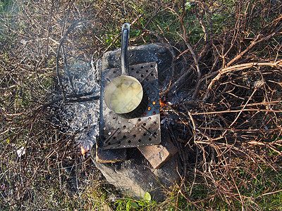 烧着了土豆的锅炉林地火焰旅游木头公园野餐营火森林厨房荒野图片
