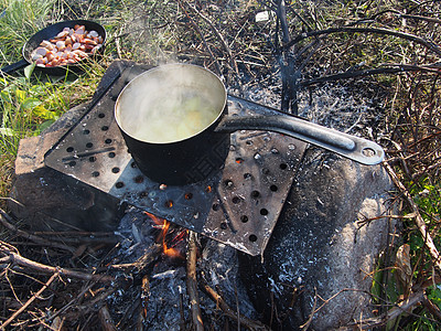 烧着了土豆的锅炉日出木头环境厨房森林荒野公园风景树木营火图片