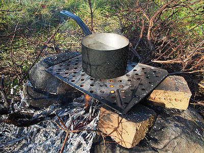 烧着了土豆的锅炉风景森林日出野餐火焰林地阳光食物公园环境图片