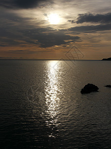 日落蓝色天气海岸线石头海岸地平线天空戏剧性海浪场景图片