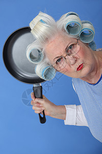 愤怒的老太太威胁要用煎锅图片