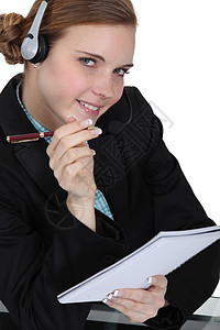 一位女商务人士接通了热线电话技术公司耳机推销员工商务装女性电话人士麦克风背景图片