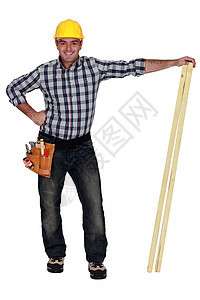 手工艺人持有两木板工具指甲锤子工作木匠牛仔裤光束腰带工作衫铅笔图片