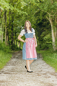 在巴伐利亚州传统dirndl 妇女黑发成人女孩女士太阳戏服天空场地幸福女性图片