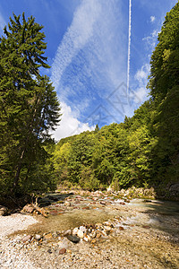 意大利Tarvisio的SlizzaGailitz河峡谷天空叶子运动波浪环境钓鱼瀑布荒野阳光激流图片