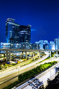 城市夜间交通汽车商业景观摩天大楼公共汽车建筑场景车辆速度沥青图片