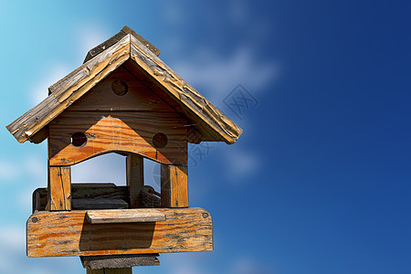 蓝天的小老鸟屋房子动物群木板木头手工工艺避难所天空野生动物巢箱图片