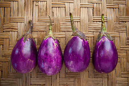 竹船上的紫色茄子图片