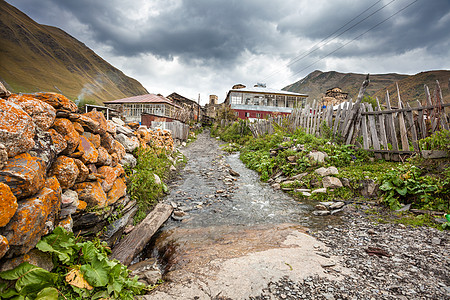 格鲁吉亚斯旺韦提亚的Ushguli村爬坡历史性历史农村溪流栅栏场地小屋遗产农场图片