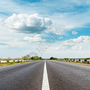 沥青路和黄云图片