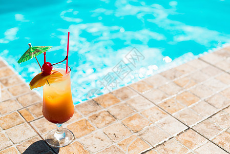 游泳池附近的鸡尾酒旅行泳池情调游泳蓝色异国稻草天空水果玻璃图片