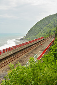 与铁路连接的海岸线爬坡技术叶子旅行工程运输石头波浪海岸车站图片