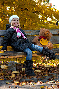 漂亮的小女孩外套喜悦公园风景国家女孩季节晴天乐趣幸福图片