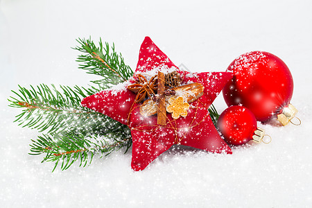 明亮的圣诞节配红星和红圣诞礼堂松树样本庆典装饰品风格传统照片星星卡片假期图片