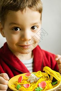 使用可塑塑料意大利面粉盘子的儿童肖像男生造型面团玩具面条黏土孩子幼儿园童年桌子图片