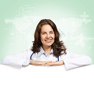 带空白横幅的年轻女医生医疗保险纸板海报木板保健成人微笑公告药品职业图片