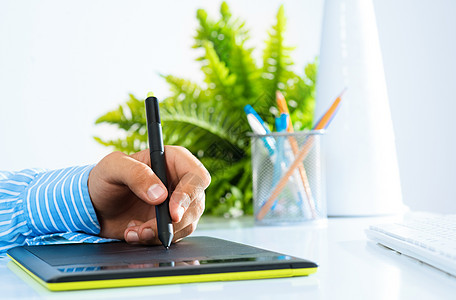 用笔状的钢丝 紧紧地握着一个人的手手写笔生产创造力桌子建筑学工作室插图工具电脑数字化图片