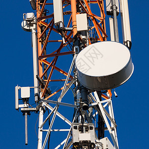 蓝色天空上有天线的通讯塔频率车站电话收音机移动播送盘子电缆桅杆网络图片