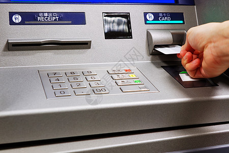 自动取款机中的插入卡银行顾客金融信用现金技术银行业代码安全别针图片