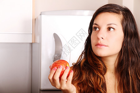 有苹果的年轻女性厨房女孩水果食物热带房间女士青少年团体成人图片