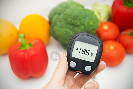 进行葡萄糖水平测试的糖尿病 背景中的蔬菜药品样本食物胰岛素监视辣椒医院测量仪表考试图片
