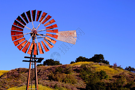 水泵式风车力量树木车轮圆圈金属历史农田天空风泵刀片图片