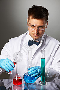 化验室科学家试剂科学测量工人职业桌子领结生物学工作服药品图片