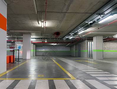 地下停车场划分柱子荧光地面管道反射水泥场景技术天花板图片