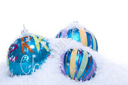 蓝色和绿绿宝石孤立的圣诞装饰品丝带小玩意儿宏观卡片季节庆典风格玻璃传统装饰图片