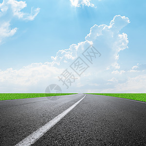 通向地平线和天空云的沥青路路线自由运输蓝色旅行场景运动速度天气农村图片