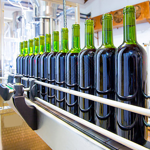 酒厂装瓶机中的红葡萄酒产品瓶子发酵饮料湿度玻璃葡萄园味道软木生产图片