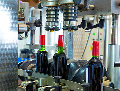 酒厂装瓶机中的红葡萄酒味道制造业玻璃贮存藤蔓生产瓶子店铺发酵葡萄园图片