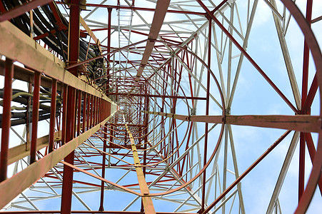 从一个塔底的视图电缆电气蓝色技术工程车站电压网格电话高压图片