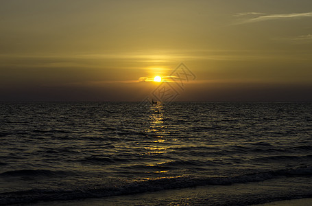 海洋中部的黄太阳落日反射美丽太阳海岸季节风景海浪旅游天空地平线图片