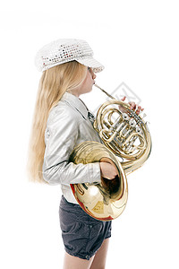 年轻女孩 有盖帽的法国角黄铜女性乐器快乐喇叭幸福演员情感青年音乐家图片