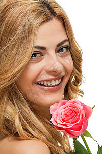 带着鲜花玫瑰的年轻有魅力 笑着微笑的年轻女子与世隔绝礼物女性庆典周年卡片生日纪念日花束植物花朵图片