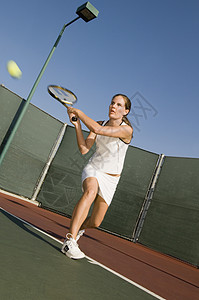 一名女性网球运动员在网球场打反手的全年打网球员球赛闲暇休闲活动行动娱乐用品消遣专注反手图片