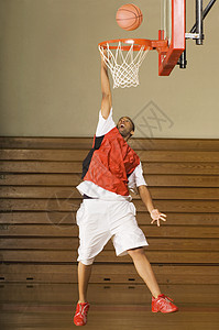 一名非裔美国篮球运动员的全长 错过了一场大赛图片