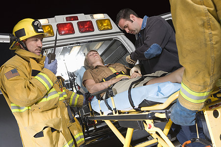 急救服务人员用救护车担架载病人的救护车图片
