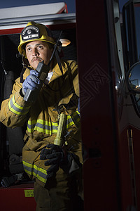 在对讲机上交谈的消防斗士图片