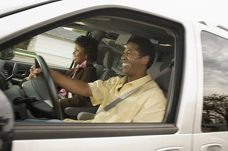 非洲裔美裔快乐夫妇驾驶车图片