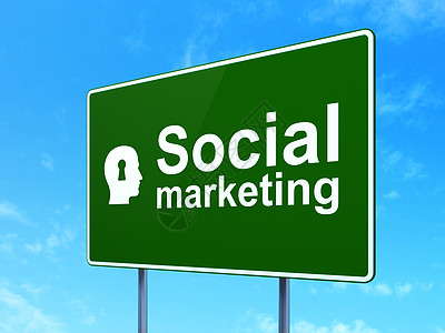 营销概念 社会营销和在路牌背景上带着钥匙孔的头部图片