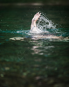 溺水和需要帮助者之手手臂海浪男人男生液体手指运动泡沫海洋帮助图片
