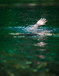 溺水和需要帮助者之手救援泡沫男生潜水海洋警告生存手臂游泳运动图片