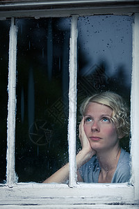 看着窗边天候的无礼女人玻璃风暴窗框成人天气孤独手表女孩下雨雨滴图片