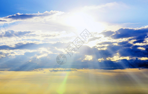 带有bokeh 的云层黄色天空光效太阳光线天气反射太阳蓝色空气阳光图片