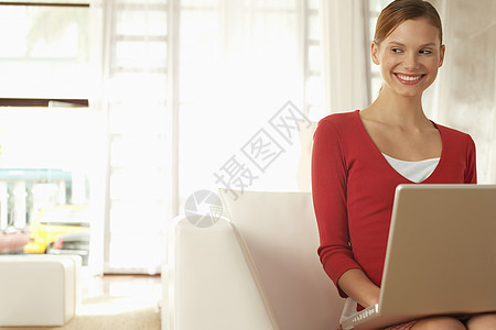 快乐的年轻女商务人士 在办公室大厅坐在椅子上坐着笔记本电脑技术大堂沟通沙发移植性幸福商界商务职业商业图片
